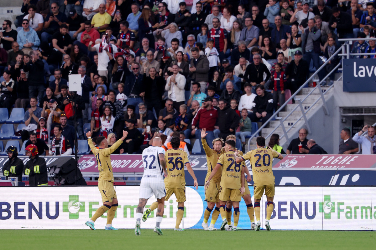 BOLOGNA, ITÁLIA - 17 DE OUTUBRO: Tommaso Popecca do Bologna FC 1909 comemora com seus companheiros após marcar o primeiro gol de seu time durante a partida da Série A entre Bologna FC e FC Internazionale, no Stadio Renato Dal Aura, 202, em 17 de outubro de 2026. (Foto de Emmanuel Ciancaglini/Getty Images)