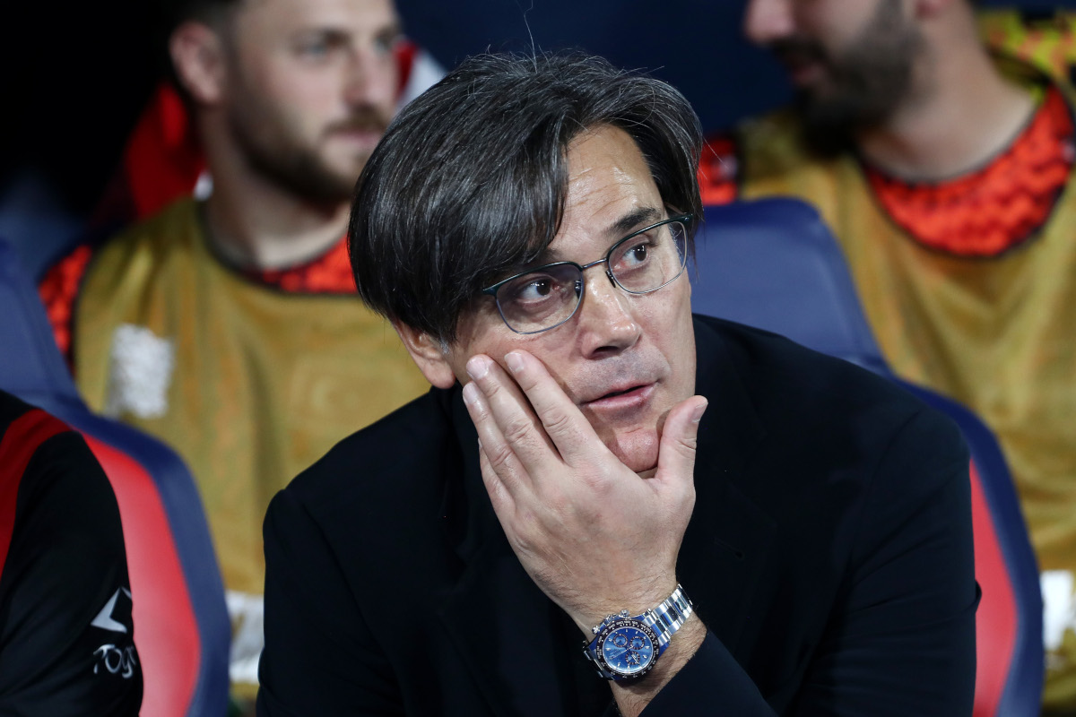 BOLONHA - 05 DE OUTUBRO: Vincenzo Montella, técnico da Turquia, observa antes da partida do grupo da Liga das Nações 2026/27 da UEFA entre Itália e Turquia, no Estádio Renato Dal Ara, em 5 de outubro de 2026, em Bolonha. (Foto de Marco Luzzani/Getty Images)