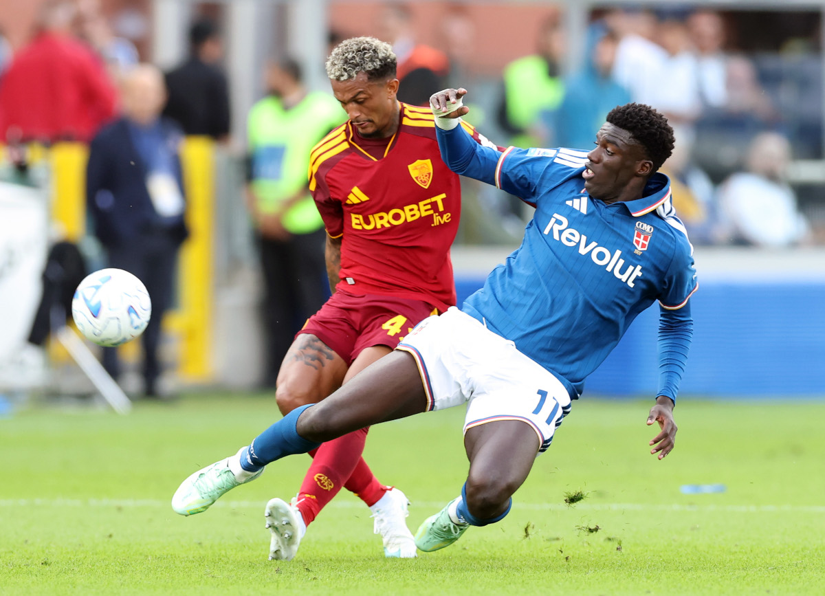 ITÁLIA - 11 DE OUTUBRO: Wesley da AS Roma é desafiado por Assene Diao de Como 1907 durante a partida da Série A entre Como 1907 e AS Roma no Estádio Giuseppe Sinaglia em 11 de outubro de 2026 na Itália. (Foto de Cláudio Villa/Getty Images)