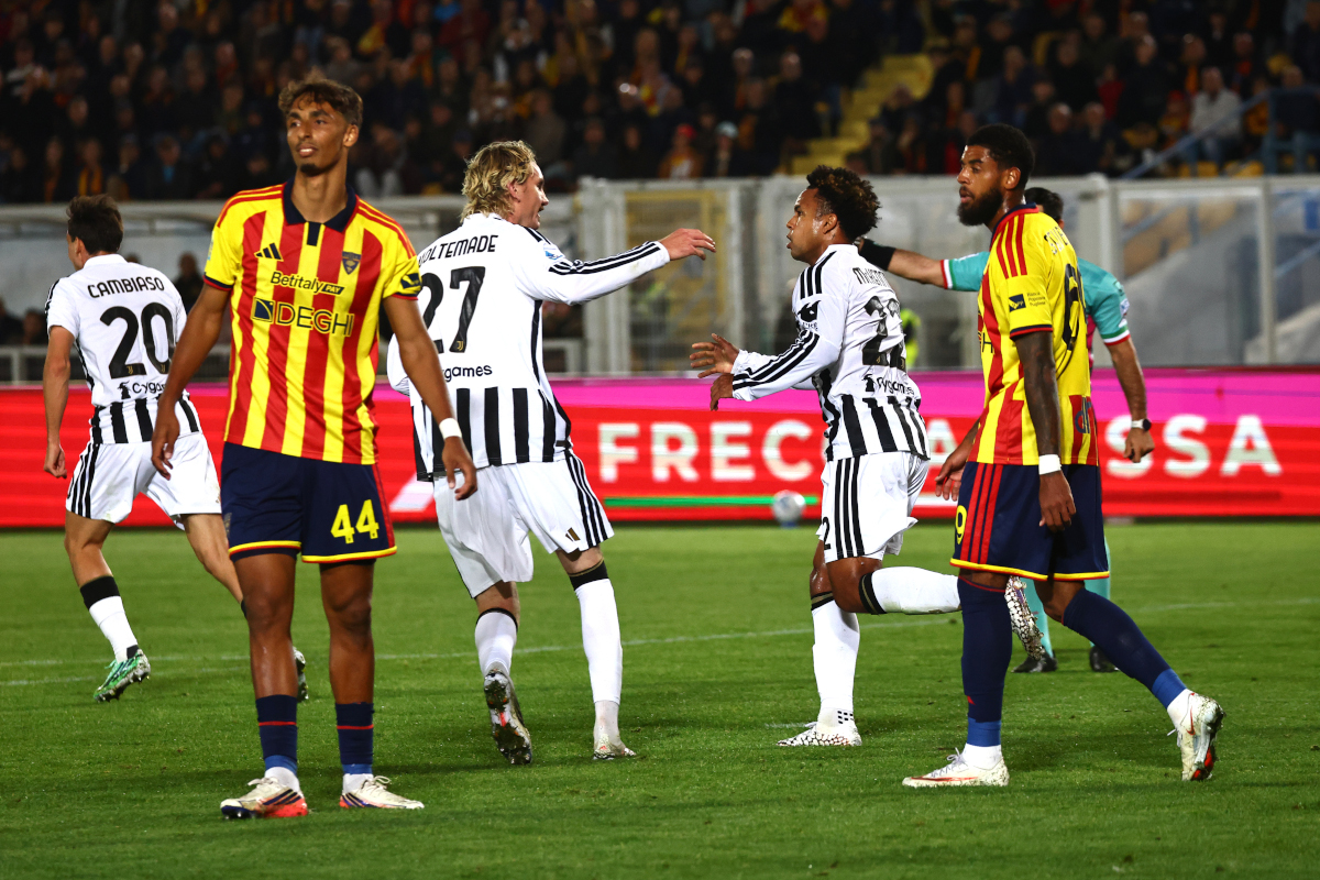 ITÁLIA - 25 DE OUTUBRO: Weston McKenney da Juventus FC comemora o gol de abertura de seu time durante a partida da Série A entre US LESS e Juventus no Stadio Via del Mare em 25 de outubro de 2026 na Itália. (Foto de Maurício Lagana/Getty Images)