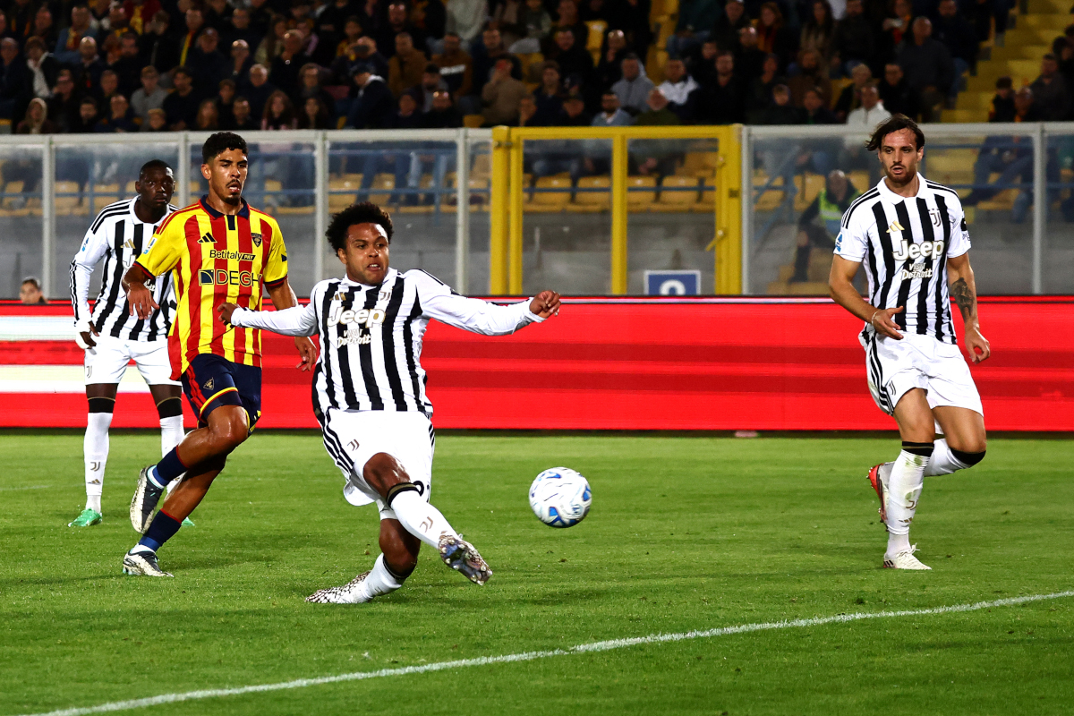 ITÁLIA - 25 DE OUTUBRO: Weston McKenney da Juventus FC marca o gol de abertura de seu time durante a partida da Série A entre US Les e Juventus no Stadio Via del Mare em 25 de outubro de 2026 na Itália. (Foto de Maurício Lagana/Getty Images)