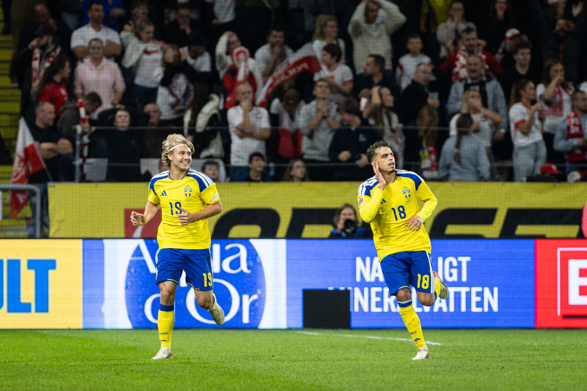 SOLNA, SUÉCIA - 28 DE SETEMBRO: O sueco Yassin Ayari comemora com seu companheiro de equipe Sebastian Nanasi após uma vitória por 2 a 1 durante a partida de grupo da UEFA Nations League 2026/27 entre Suécia e Polônia, na Strawberry Arena, em 28 de setembro de 2026, em Solna. (Foto de Michael Campanella/Getty Images)