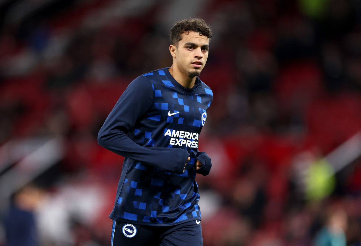 MANCHESTER, INGLATERRA - 16 DE SETEMBRO: Yasin Ayari do Brighton & Hove Albion observa durante o amistoso antes da partida da terceira rodada da Carabao Cup entre Manchester United e Brighton & Hove Albion em Old Trafford em 16 de setembro de 2026 em Manchester, Inglaterra. (Foto de Molly Darlington/Getty Images)