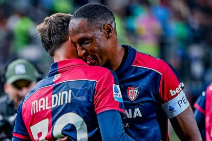 Yerry Mina celebrates with Cagliari teammate Daniel Maldini against Juventus (@SerieA)