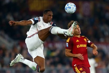 ROME, ITALY - OCTOBER 27: Yerry Mina of Cagliari Calcio and Emanuele Lulli of AS Roma battle for possession during the Serie A match between AS Roma and Cagliari Calcio at Stadio Olimpico on October 27, 2026 in Rome, Italy. (Photo by Paolo Bruno/Getty Images)