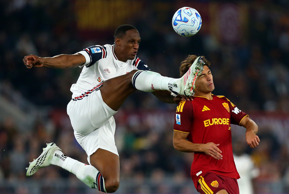 ROMA, ITÁLIA - 27 DE OUTUBRO: Yerry Mina do Cagliari Calcio e Emanuele Lulli da AS Roma lutam pela posse de bola durante a partida da Série A no Stadio Olimpico em 27 de outubro de 2026 em Roma, Itália. (Foto de Paolo Bruno/Getty Images)
