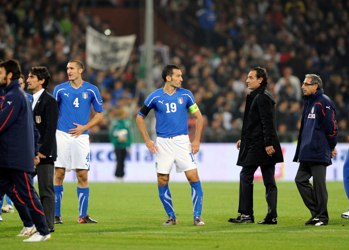 GÊNOVA, ITÁLIA - 12 DE OUTUBRO: O técnico da Itália, Cesare Prandelli, e o capitão Gianluca Giambrotta assistem aos tumultos dos torcedores da Sérvia durante as eliminatórias do Grupo C da UEFA EURO 2012 entre Itália e Sérvia, no Estádio Luigi Ferraris, em 20 de outubro de 10. (Foto de Claudio Villa / Getty Images)
