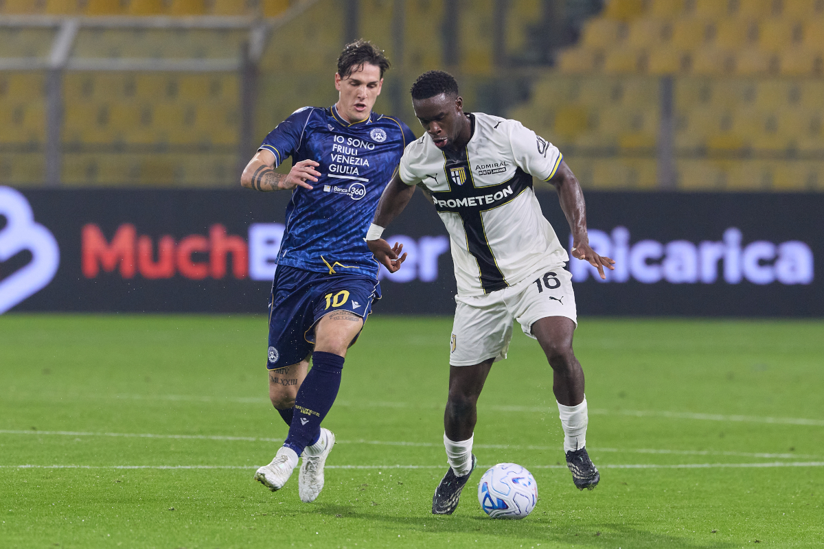 ITÁLIA - 28 DE OUTUBRO: Mandela Guida, do Parma Calcio, compete pela bola com Niccolo Zaniolo, da Udinese Calcio, durante a partida da Série A entre Parma Calcio e Udinese Calcio no Stadio Ennio Tartini em 28 de outubro de 2026 na Itália. (Foto de Emmanuel Ciancaglini/Getty Images)