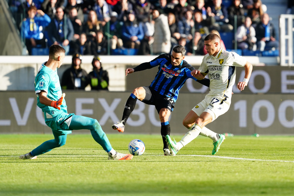 BERGAMO, ITALY - OCTOBER 25: Davide Zapacosta of Atalanta BC competes for the ball with Giorgi Kvernadze of Frosinone Calcio during the Serie A match between Atalanta BC and Frosinone Calcio at Stadio Atleti Azzurri d'Italia on October 25, 2026 in Bergamo, Italy. (Photo by Pier Marco Tacca/Getty Images)
