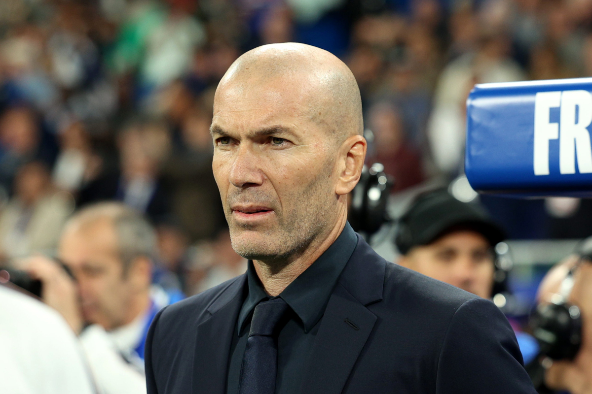 PARIS, FRANÇA - 02 DE OUTUBRO: O técnico da França, Zinedine Zidane, assiste à partida da fase de grupos da Liga das Nações 2026/27 da UEFA entre França e Itália no Stade de France em 02 de outubro de 2026 em Paris, França. (Foto de Pauline Figutt/Getty Images)