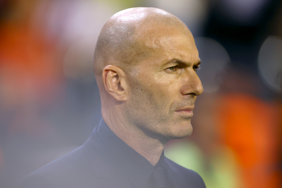 BRUXELAS, BÉLGICA - 28 DE SETEMBRO: O técnico da França, Zinedine Zidane, assiste à partida da fase de grupos da Liga das Nações 2026/27 da UEFA entre Bélgica e França no Stade Roi Baudoin em 28 de setembro de 2026 em Bruxelas, Bélgica. (Foto: Dean Moutharopoulos/Getty Images)