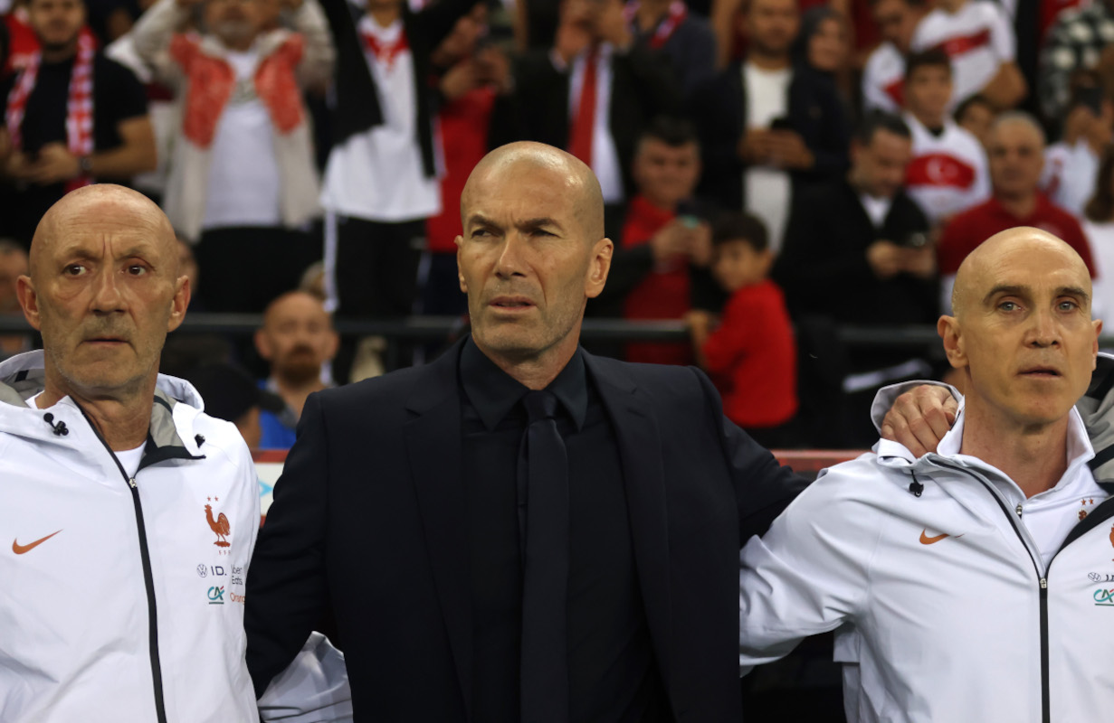 KOKELI, TURQUIA - 25 DE SETEMBRO: O técnico da França, Zinedine Zidane, alinha-se na linha lateral com a equipe técnica para o hino nacional antes da partida da fase de grupos da Liga das Nações 2026/27 da UEFA entre Turquia e França, no Estádio Kocaeli, em Kocaeli, em 20 de setembro de 265. (Foto de Burak Kara / Getty Images)