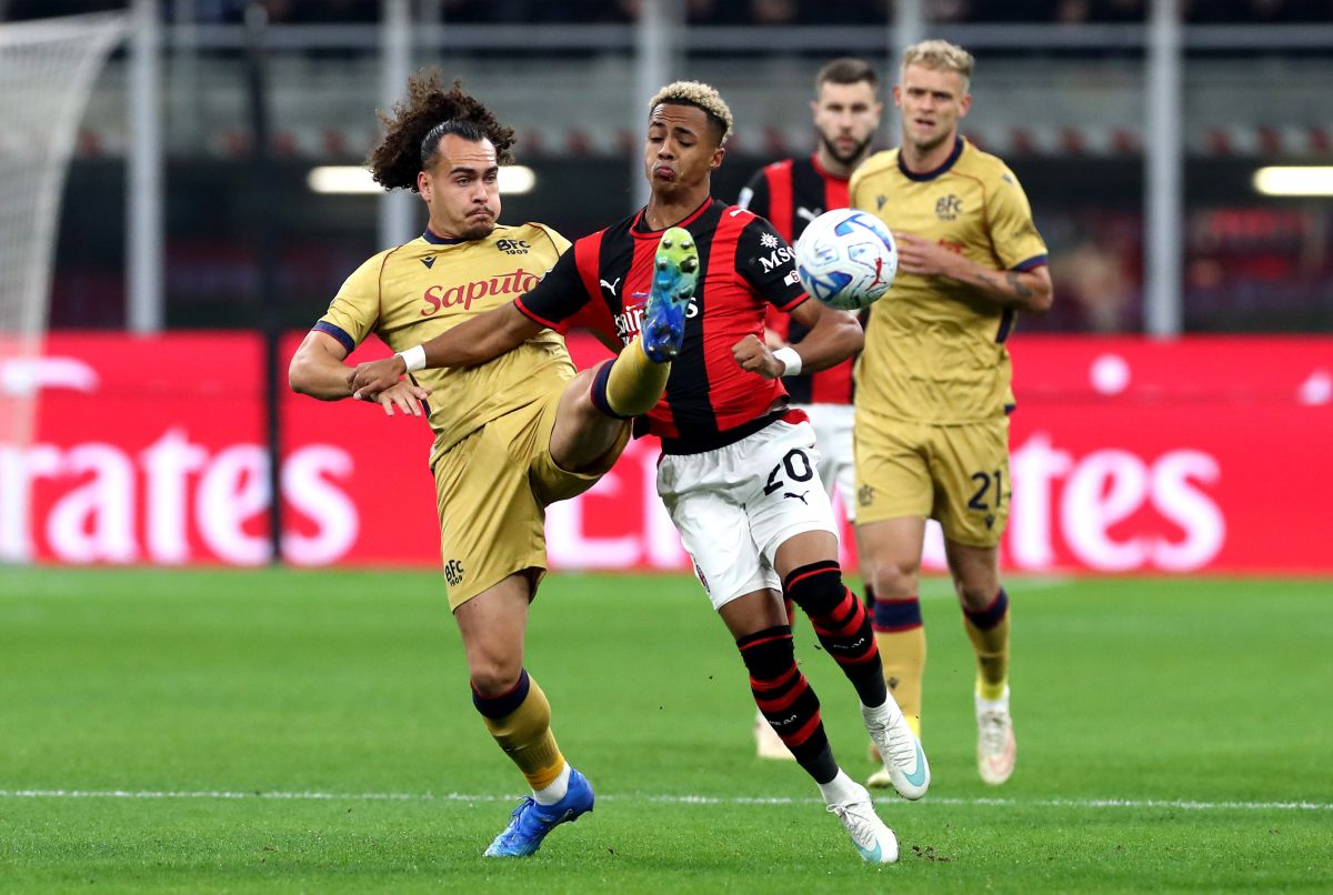 ITALY - OCTOBER 28: Omari Hutchinson of AC Milan is challenged by Arthur Theate of Bologna FC 1909 during the Serie A match between AC Milan and Bologna FC at Stadio Giuseppe Meazza on October 28, 2026 in Italy. (Photo by Marco Luzzani/Getty Images)