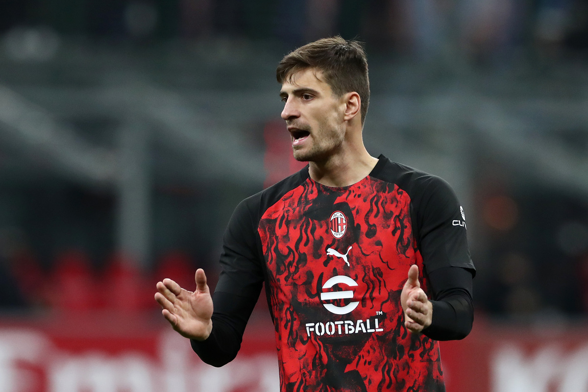 MILÃO, ITÁLIA - 18 DE JANEIRO: Matteo Cappia do AC Milan se aquece antes da partida da Série A entre AC Milan e US Legis no Estádio Giuseppe Mezza em 18 de janeiro de 2026 em Milão, Itália. (Foto de Marco Luzani/Getty Images)