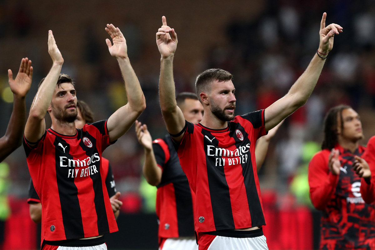 MILÃO, ITÁLIA - 28 DE AGOSTO: Strahinja Pavlovic e Matteo Cappia do AC Milan comemoram após a partida da Série A entre AC Milan e Venezia FC no Stadio Giuseppe Meazza em 28 de agosto de 2026 em Milão, Itália. (Foto de Marco Luzani/Getty Images)