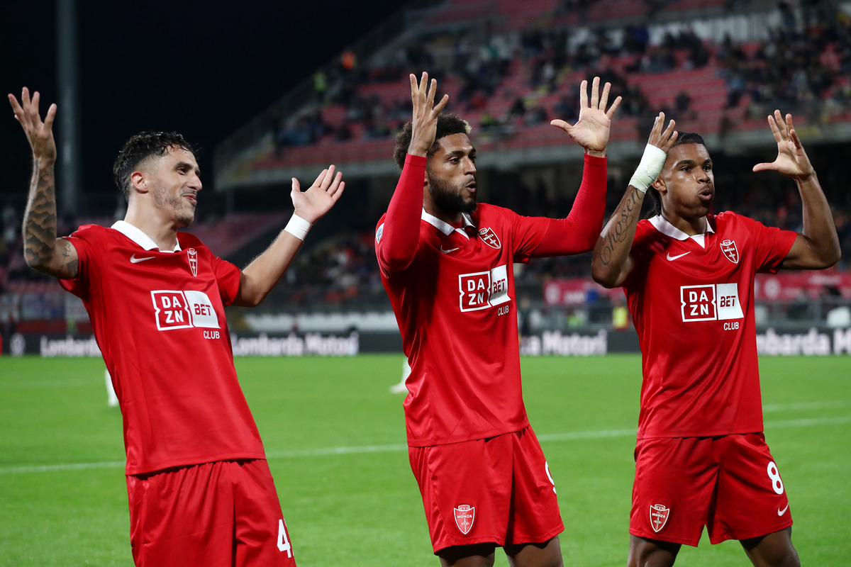 MONZA, ITÁLIA - 19 DE OUTUBRO: Gustavo Varela, do AC Monza, comemora com seus companheiros depois de marcar o segundo gol de seu time durante a partida da Série A entre AC Monza e Cagliari Calcio no U-Power Stadium em 19 de outubro de 2026 em Monza, Itália. (Foto de Marco Luzani/Getty Images)