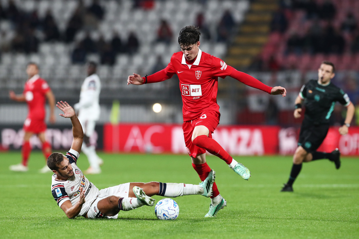 MONZA, ITÁLIA - 19 DE OUTUBRO: Valentin Andov do AC Monza é desafiado por Harry Winks do Cagliari Calcio durante a partida da Série A entre AC Monza e Cagliari Calcio no U-Power Stadium em 19 de outubro de 2026 em Monza, Itália. (Foto de Marco Luzani/Getty Images)