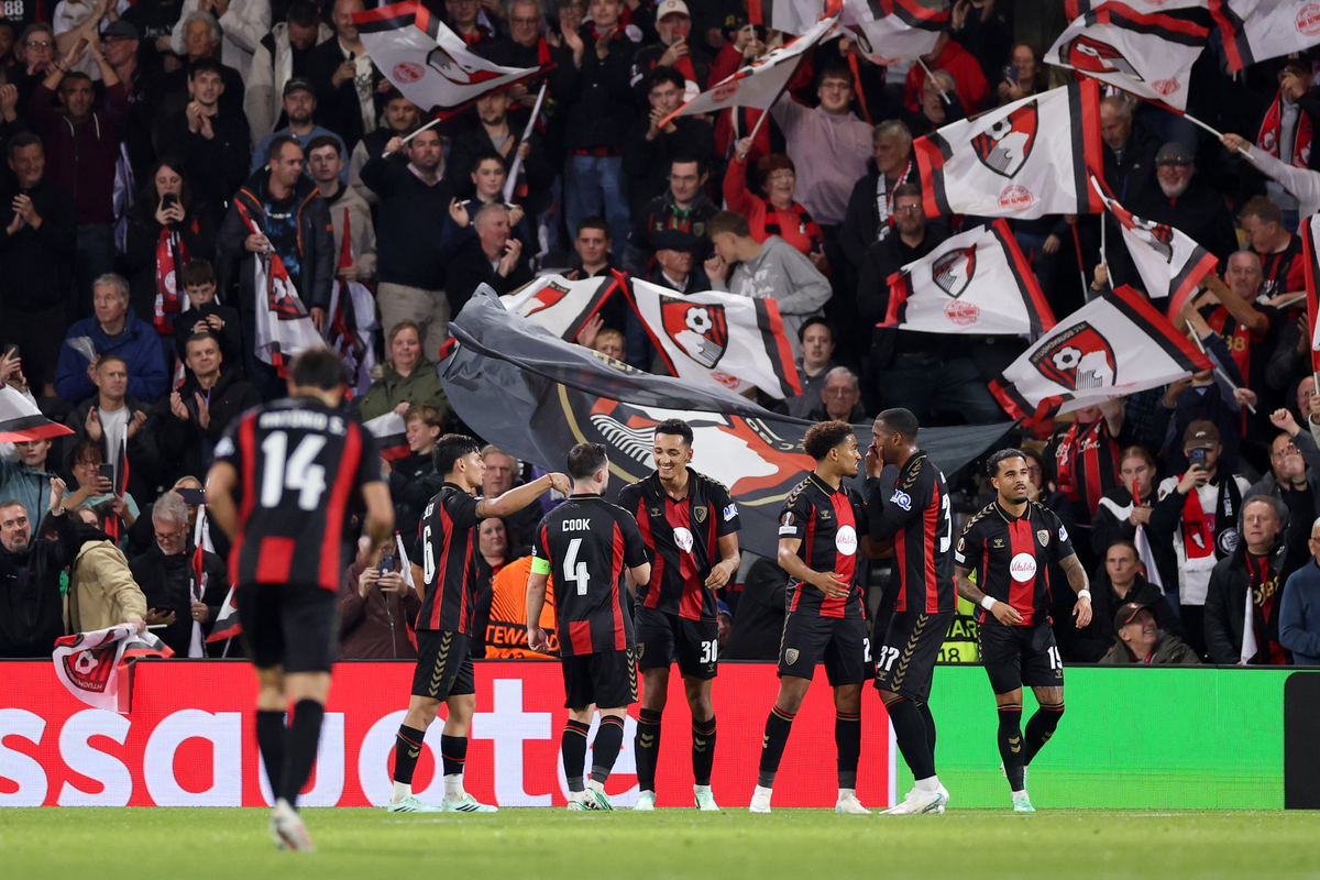 BOURNEMOUTH, INGLATERRA - 15 DE OUTUBRO: Alvaro Rodriguez, do Bournemouth, comemora marcar o terceiro gol de seu time com seus companheiros durante a partida MD2 da UEFA Europa League 2026/27 League Stage entre Bournemouth e SK Sturmouth1 em 20 de outubro de 2016 em Stourmouth16. Bournemouth, Inglaterra. (Foto: Dan Mullen/Getty Images)