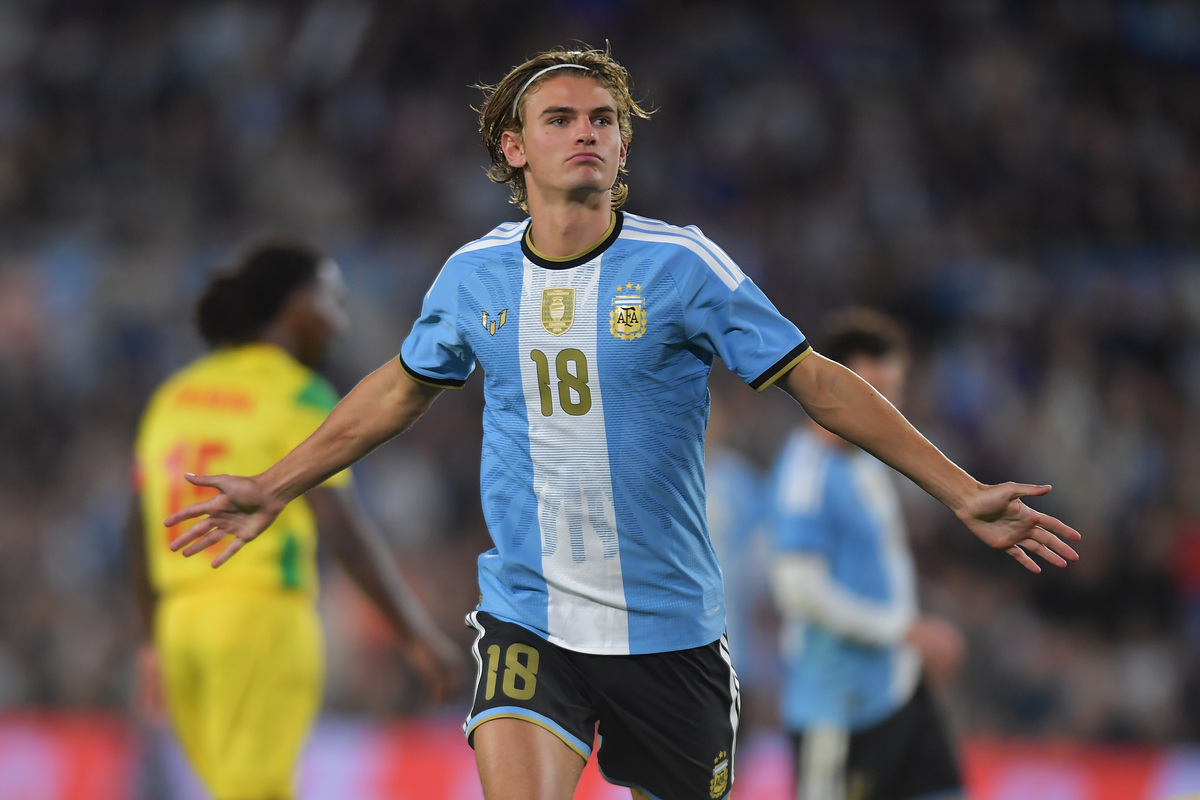 BUENOS AIRES, ARGENTINA - OUTUBRO 06: Nico Paz da Argentina durante o Estádio Monumento Antonio V. em 06 de outubro de 2026 em Buenos Aires, Argentina. comemora o segundo gol de sua seleção durante amistoso internacional entre Argentina e Benin, no Liberty. Lionel Messi jogará sua última partida pela Argentina após o anúncio de sua aposentadoria internacional em 31 de agosto. (Foto de Marcelo Endelli/Getty Images)