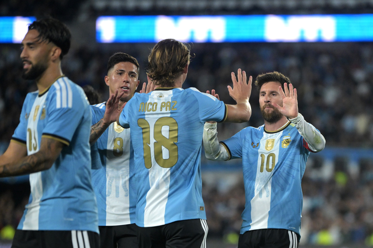 BUENOS AIRES, ARGENTINA - OUTUBRO 06: Nico Paz da Argentina durante o amistoso internacional entre Argentina e Benin no Estádio Monumento Antonio V. em 06 de outubro de 2026 na Argentina. Comemorando o segundo gol de seu time no Liberty. Lionel Messi jogará sua última partida pela Argentina após o anúncio de sua aposentadoria internacional em 31 de agosto. (Foto de Marcelo Endelli/Getty Images)