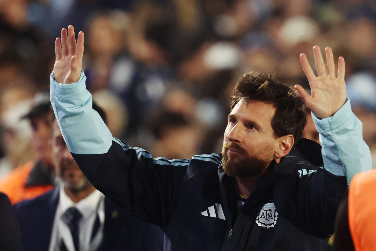 BUENOS AIRES, ARGENTINA - OUTUBRO 06: Estádio Monumento Antonio V. em 06 de outubro de 2026 em Buenos Aires, Argentina. Lionel Messi, da Argentina, agradece aos torcedores após o amistoso internacional entre Argentina e Benin, no Liberty. Lionel Messi jogará sua última partida pela Argentina após o anúncio de sua aposentadoria internacional em 31 de agosto. (Foto de Marcos Brindici/Getty Images)