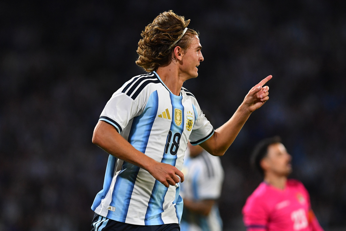 CÓRDOBA, ARGENTINA - 30 DE SETEMBRO: Nico Paz, da Argentina, comemora o segundo gol de seu time durante o amistoso internacional entre Argentina e Bolívia, no Estádio Mario Alberto Campos, em 30 de setembro de 2026, em Córdoba, Argentina. (Foto de Hernan Cortes/Getty Images)