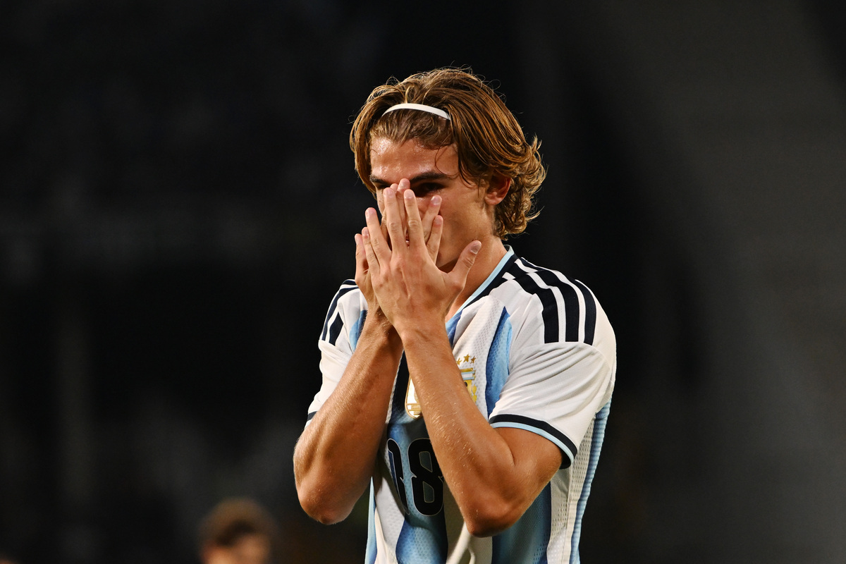 CÓRDOBA, ARGENTINA - 30 DE SETEMBRO: Nico Paz, da Argentina, comemora o segundo gol de seu time durante o amistoso internacional entre Argentina e Bolívia, no Estádio Mario Alberto Campos, em 30 de setembro de 2026, em Córdoba, Argentina. (Foto de Hernan Cortes/Getty Images)