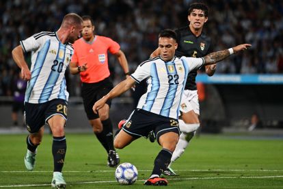 CORDOBA, ARGENTINA - SEPTEMBER 30: Lautaro Martinez of Argentina scores his team's first goal during the international friendly match between Argentina and Bolivia at Mario Alberto Kempes Stadium on September 30, 2026 in Cordoba, Argentina. (Photo by Luciano Bisbal/Getty Images)