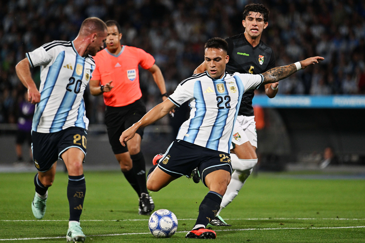 CÓRDOBA, ARGENTINA - 30 DE SETEMBRO: Lautaro Martinez da Argentina marca o primeiro gol de seu time durante o amistoso internacional entre Argentina e Bolívia no Estádio Mario Alberto Kempes em 30 de setembro de 2026 em Córdoba, Argentina. (Foto de Luciano Bisbal/Getty Images)