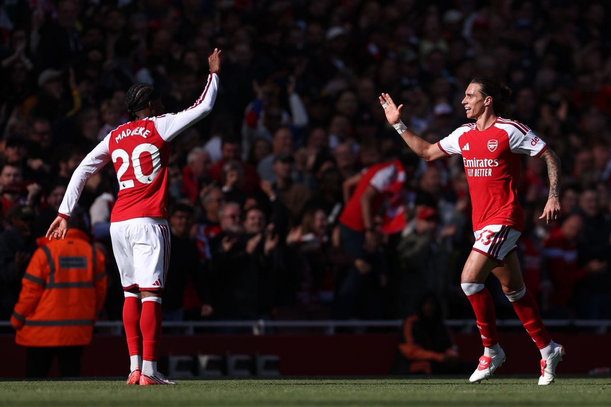LONDRES, INGLATERRA - 10 DE OUTUBRO: Riccardo Calafiori do Arsenal comemora marcar o primeiro gol de seu time com Noni Maduke durante a partida da Premier League 2026/27 entre Arsenal FC e Leeds United no Emirates Stadium em 10 de outubro de 2026 em Londres, Inglaterra. (Foto de Alex Pantling/Getty Images)