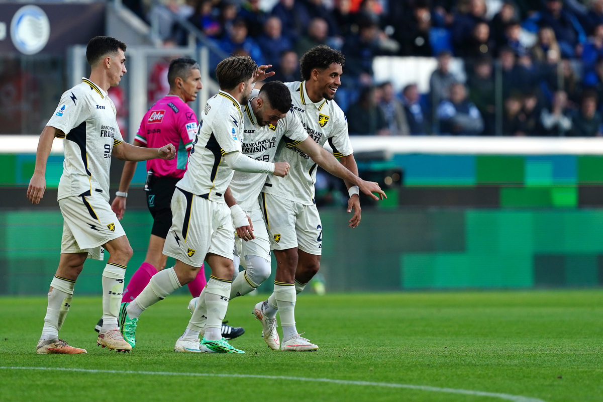 BERGAMO, ITÁLIA - 25 DE OUTUBRO: Giacomo Gallo # 10 do Frosinone Calcio comemora com o companheiro de equipe Fares Ghedjemis depois de marcar seu primeiro gol durante a partida da Série A entre Atleti Azzurri, Stadio atalanta BC e Frosinone Calcio em 26 de outubro de 2025 em Bérgamo, Itália. Itália. (Foto de Pier Marco Tacca/Getty Images)