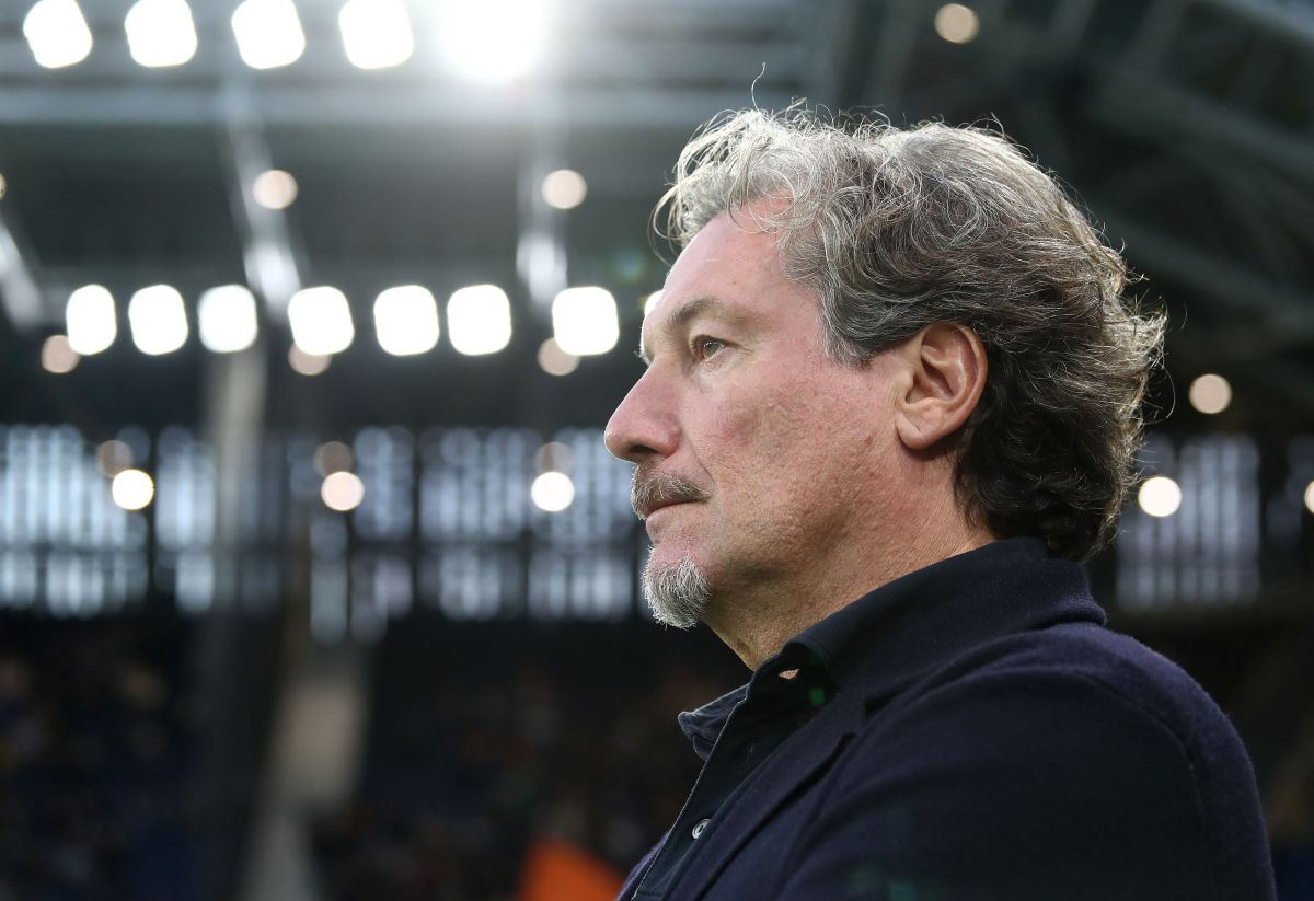 BERGAMO, ITÁLIA - 12 DE OUTUBRO: O técnico do Venezia FC, Giovanni Stroppa, observa durante a partida da Série A entre Atalanta PC e Venezia FC no Stadio Atleti Azzurri d'Italia em 12 de outubro de 2026 em Bérgamo, Itália. (Foto de Marco Luzani/Getty Images)