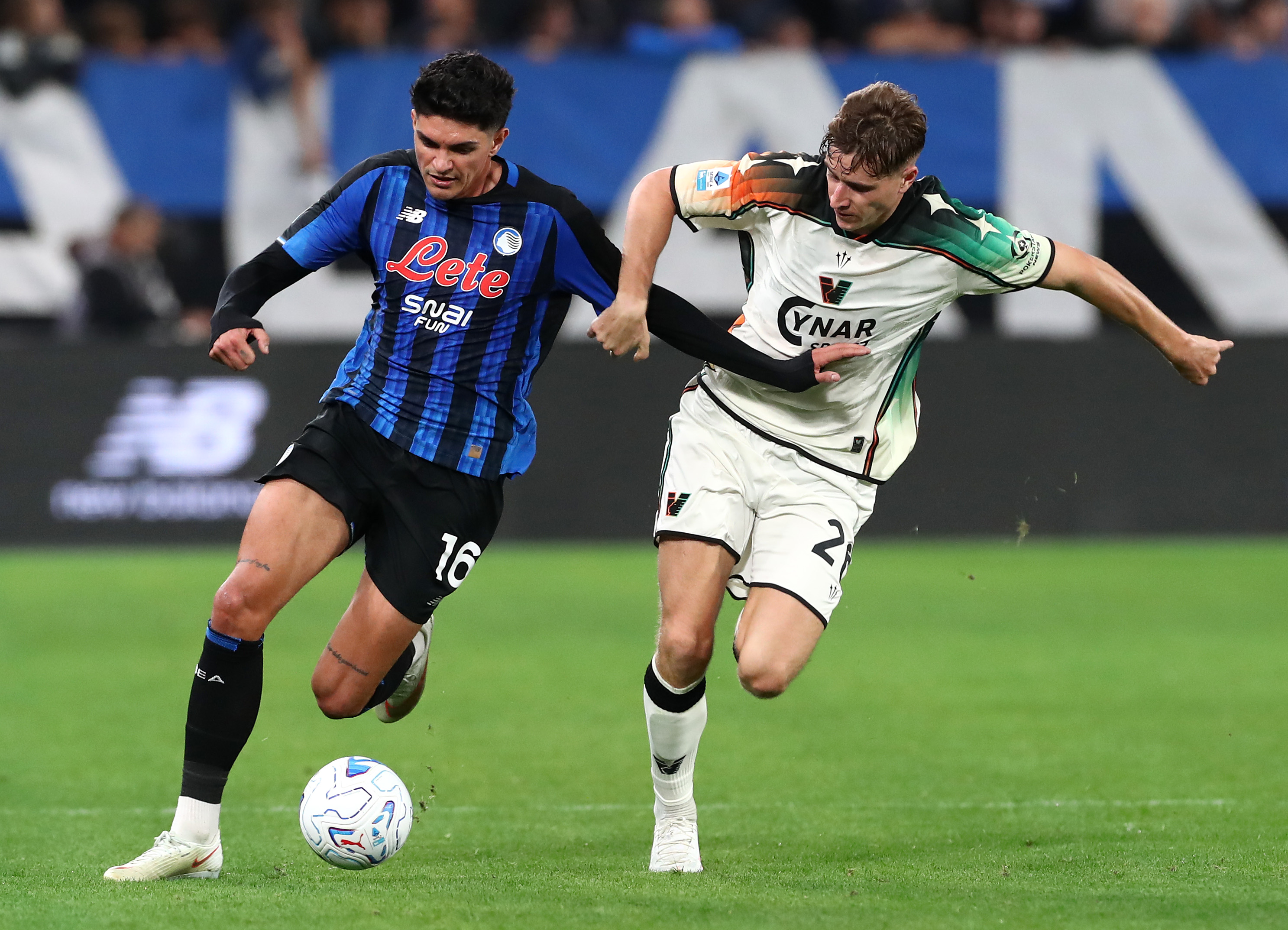 BERGAMO, ITÁLIA - Raul Bellanova do Atalanta PC é desafiado por Toma Basic do Venezia FC durante a partida da Série A entre Atalanta PC e Venezia FC no Stadio Atleti Azzurri d'Italia em 12 de outubro de 2026 em Bérgamo, Itália. (Foto de Marco Luzani/Getty Images)