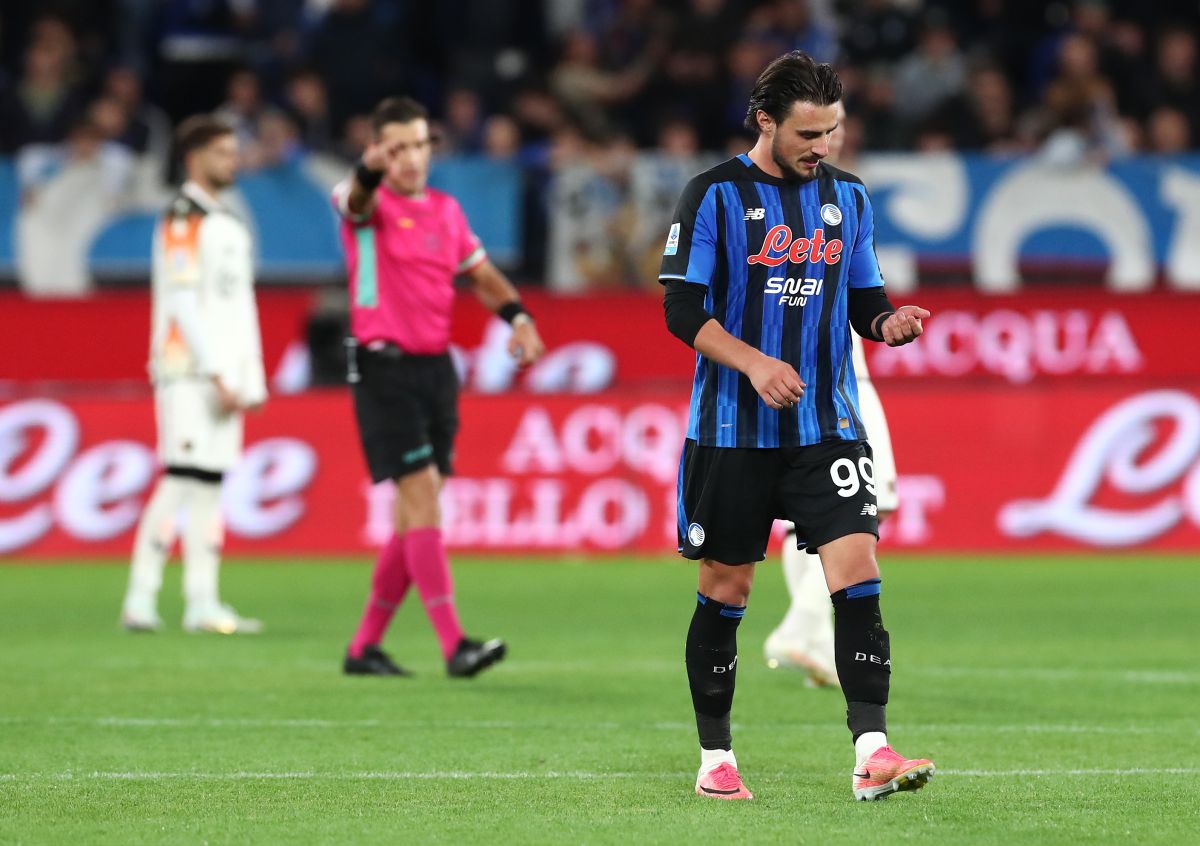 BERGAMO, ITÁLIA - 12 DE OUTUBRO: Elgeef Elmas, do Atalanta PC, reage após receber cartão vermelho durante a partida da Série A entre Atalanta PC e Venezia FC no Stadio Atleti Azzurri d'Italia em 12 de outubro de 2026 em Bérgamo, Itália. (Foto de Marco Luzani/Getty Images)