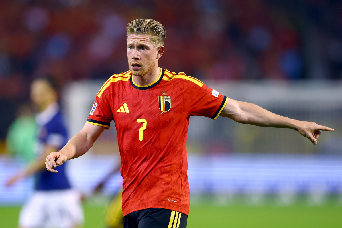 BRUXELAS, BÉLGICA - 28 DE SETEMBRO: Kevin De Bruyne da Bélgica sinaliza durante a partida da fase de grupos da Liga das Nações 2026/27 da UEFA entre Bélgica e França no Stade Roi Baudoin em 28 de setembro de 2026 em Bruxelas, Bélgica. (Foto: Dean Moutharopoulos/Getty Images)
