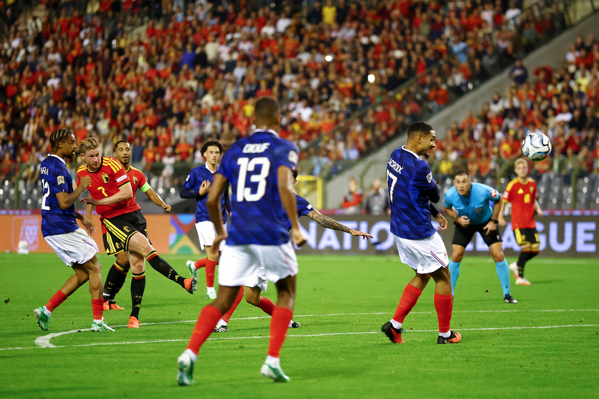 BRUXELAS, BÉLGICA - 28 DE SETEMBRO: Kevin De Bruyne, da Bélgica, chuta sob pressão do francês Bradley Barkola durante a partida da fase de grupos da Liga das Nações 2026/27 da UEFA entre Bélgica e França, no Stade Roi Baudoin, em 28 de setembro de 2026, em Bruxelas, Bélgica. (Foto: Dean Moutharopoulos/Getty Images)