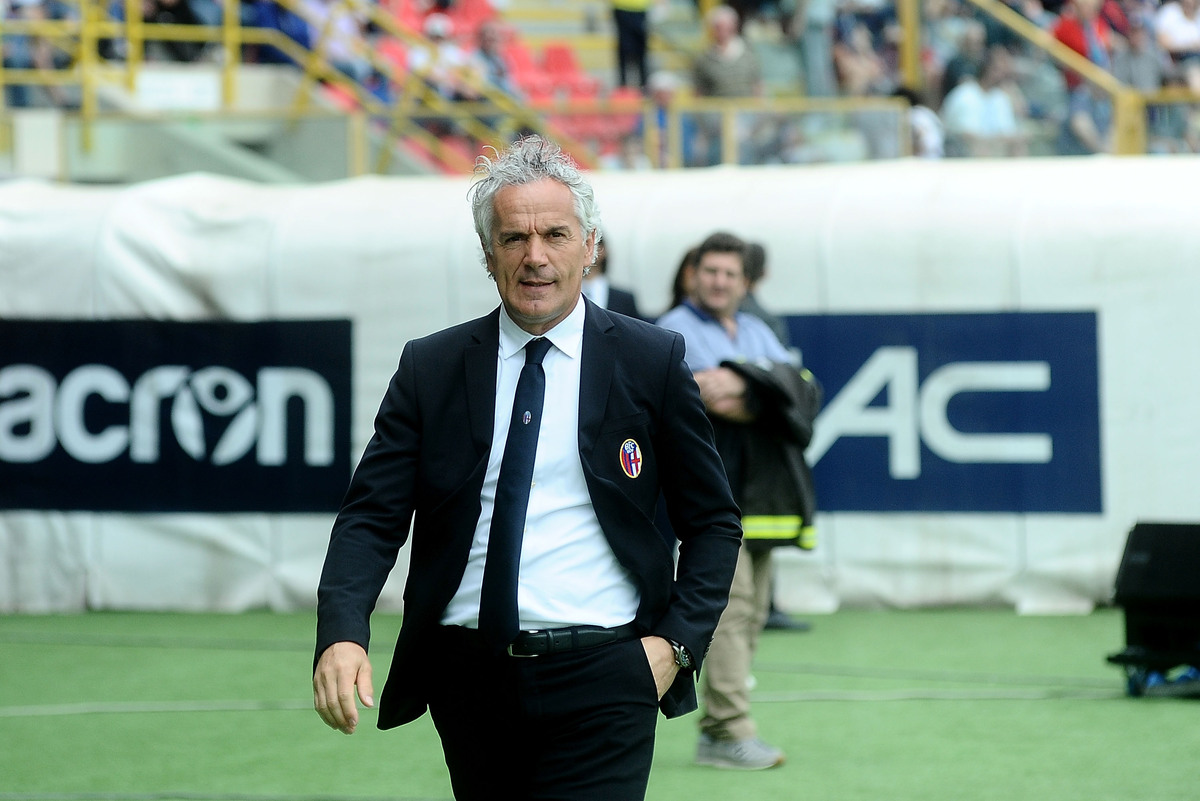 BOLOGNA, ITÁLIA - 29 DE ABRIL: O técnico Roberto Donatoni do Bologna FC observa antes do início da partida da Série A entre Bologna FC e AC Milan no Stadio Renato Dall'Ara em 29 de abril de 2018 em Bolonha, Itália. (Foto de Mario Carlini/Iguana Press/Getty Images)