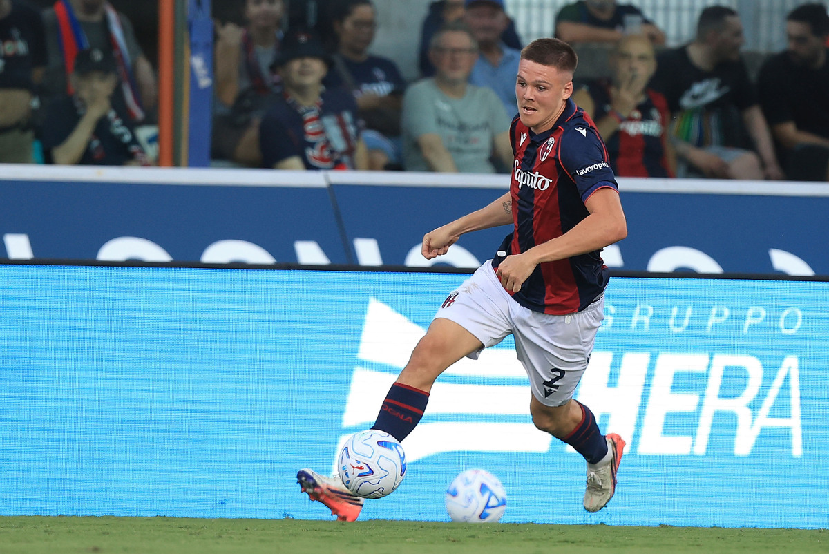 BOLOGNA, ITÁLIA - 06 DE SETEMBRO: Emil Holm do Bologna FC 1909 em ação durante a partida da Série A entre Bologna FC e US Sassuolo no Stadio Renato Dall'Ara em 6 de setembro de 2026 em Bolonha, Itália. (Foto de Gabriel Maltindi/Getty Images)