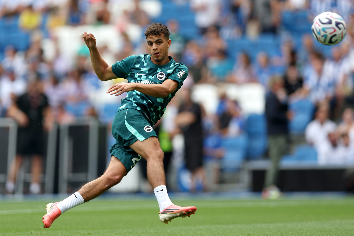 BRIGHTON, INGLATERRA - 15 DE AGOSTO: Yasin Ayari de Brighton and Hove Albion se aquece antes do amistoso de pré-temporada entre Brighton & Hove Albion e Bologna no Amex Stadium em 15 de agosto de 2026 em Brighton, Inglaterra. (Foto: Steve Bartons/Getty Images)