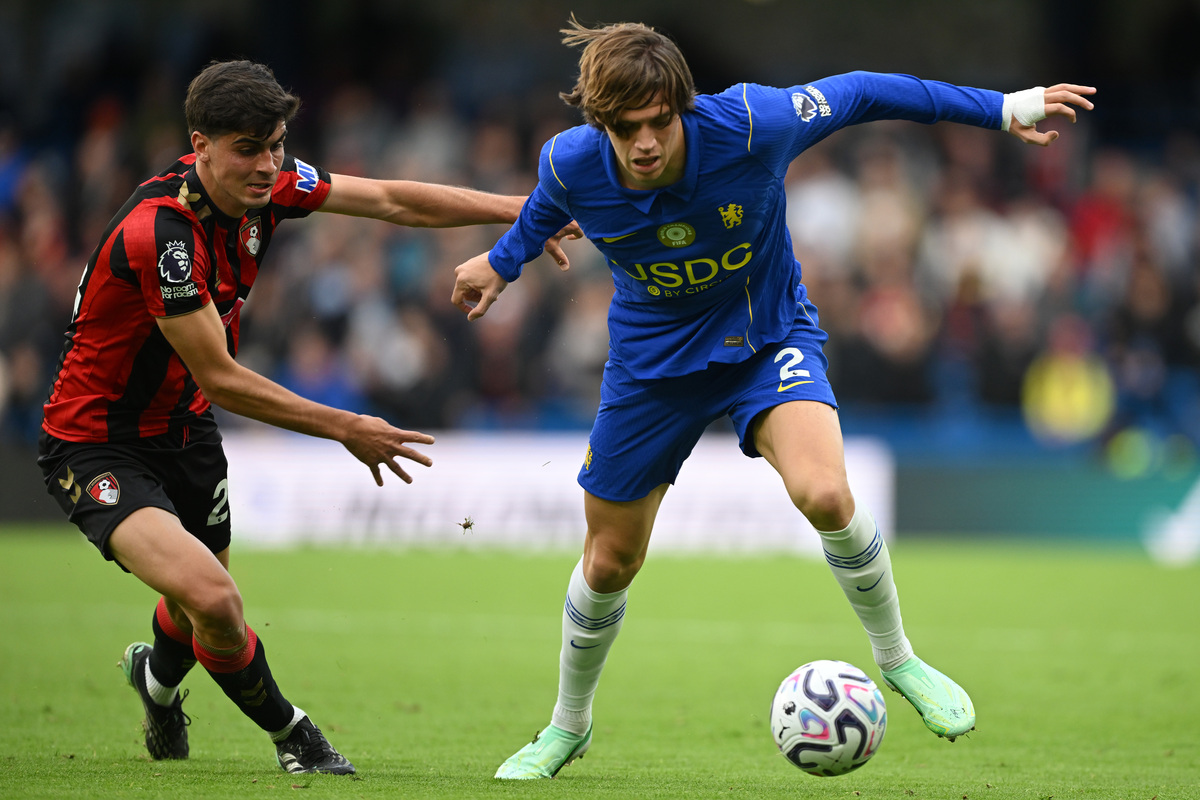 LONDRES, INGLATERRA - 10 DE OUTUBRO: Juanlu Sanchez do Bournemouth desafia Marco Balestra do Chelsea durante a partida da Premier League 2026/27 entre Chelsea FC e AFC Bournemouth em Stamford Bridge em 10 de outubro de 2026 em Londres, Inglaterra. (Foto de Mike Hewitt/Getty Images)