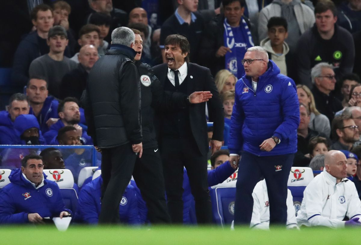 LONDON, ENGLAND - MARCH 13: Fourth official Mike Jones intervenes as Jose Mourinho manager of Manchester United and Antonio Conte manager of Chelsea clash during The Emirates FA Cup Quarter-Final match between Chelsea and Manchester United at Stamford Bridge on March 13, 2017 in London, England. (Photo by Julian Finney/Getty Images)