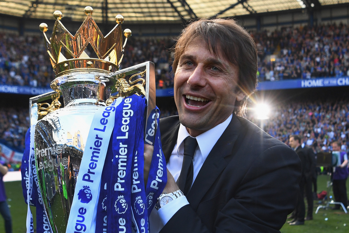 LONDRES, INGLATERRA - 21 DE MAIO: O técnico do Chelsea, Antonio Conte, posa com o troféu da Premier League após a partida da Premier League entre Chelsea e Sunderland em Stamford Bridge em 21 de maio de 2017 em Londres, Inglaterra. (Foto de Michael Regan/Getty Images)