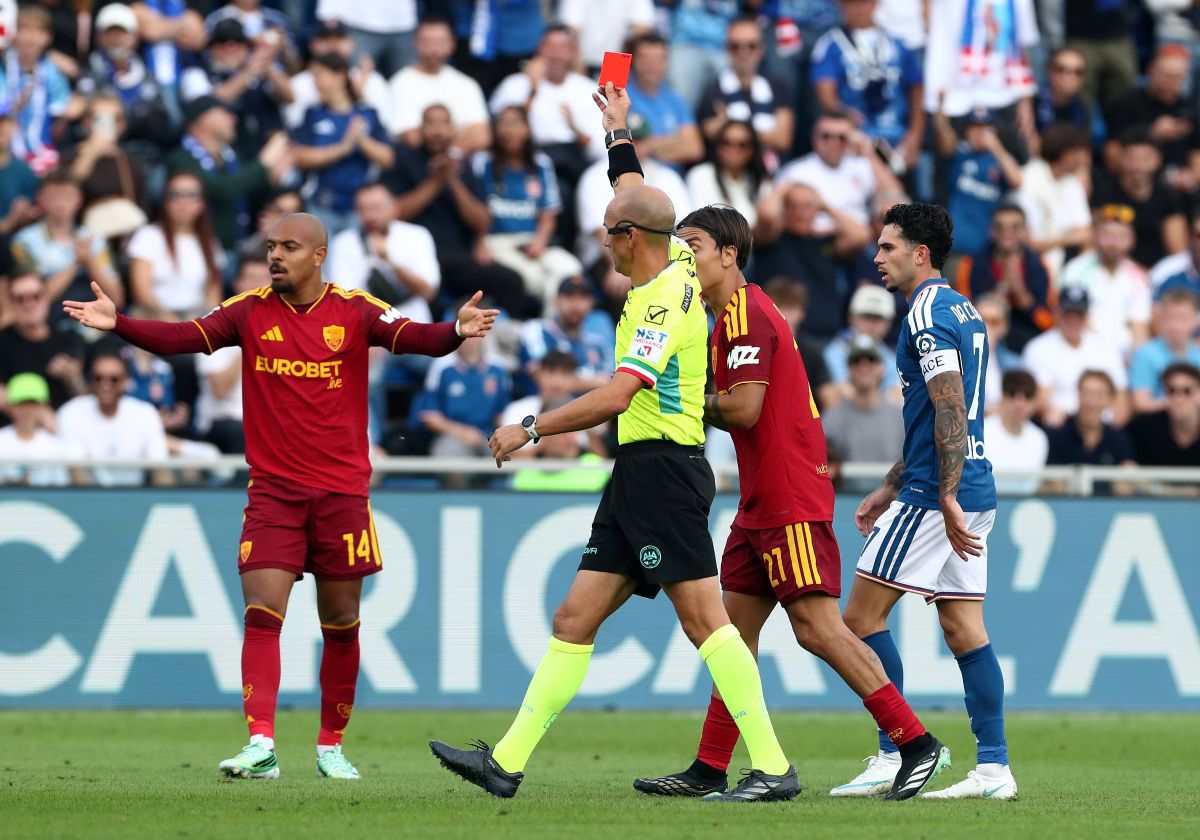 COMO, ITÁLIA - 11 DE OUTUBRO: Donial Malone da AS Roma reage após receber cartão vermelho do árbitro Michele Fabri durante a partida da Série A entre Como 1907 e AS Roma no Estádio Giuseppe Sinaglia em 11 de outubro de 2026 em Como, Itália. (Foto de Marco Luzzani/Getty Images)