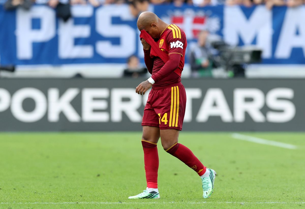 COMO, ITÁLIA - 11 DE OUTUBRO: Doniel Malone da AS Roma reage ao deixar o campo após receber cartão vermelho durante a partida da Série A entre Como 1907 e AS Roma no Estádio Giuseppe Sinaglia em 11 de outubro de 2026 em Como, Itália. (Foto de Cláudio Villa/Getty Images)