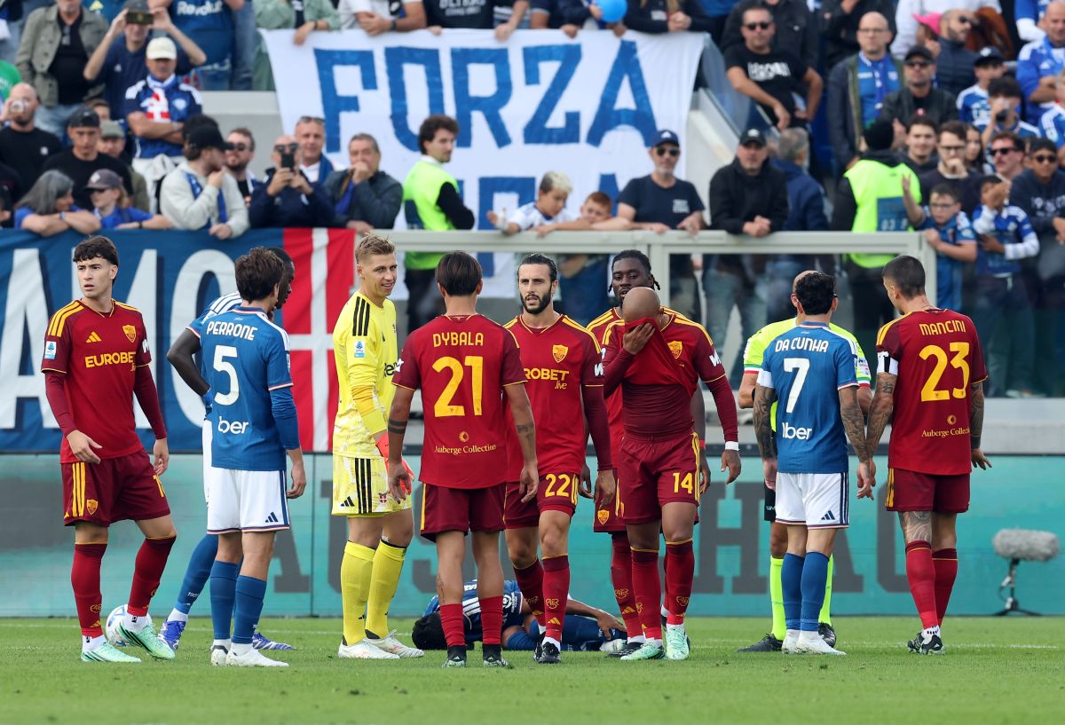 COMO, ITÁLIA - 11 DE OUTUBRO: Donial Malone da AS Roma reage após receber cartão vermelho do árbitro Michele Fabbri durante a partida da Série A entre Como 1907 e AS Roma no Estádio Giuseppe Sinaglia em 11 de outubro de 2026 em Como, Itália. (Foto de Cláudio Villa/Getty Images)