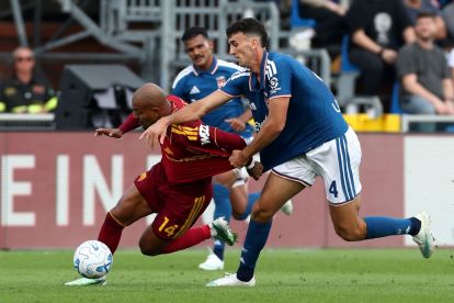 COMO, ITALY - OCTOBER 11: Donyell Malen of AS Roma is challenged by Jacobo Ramon of Como 1907 during the Serie A match between Como 1907 and AS Roma at Giuseppe Sinigaglia Stadium on October 11, 2026 in Como, Italy. (Photo by Marco Luzzani/Getty Images)