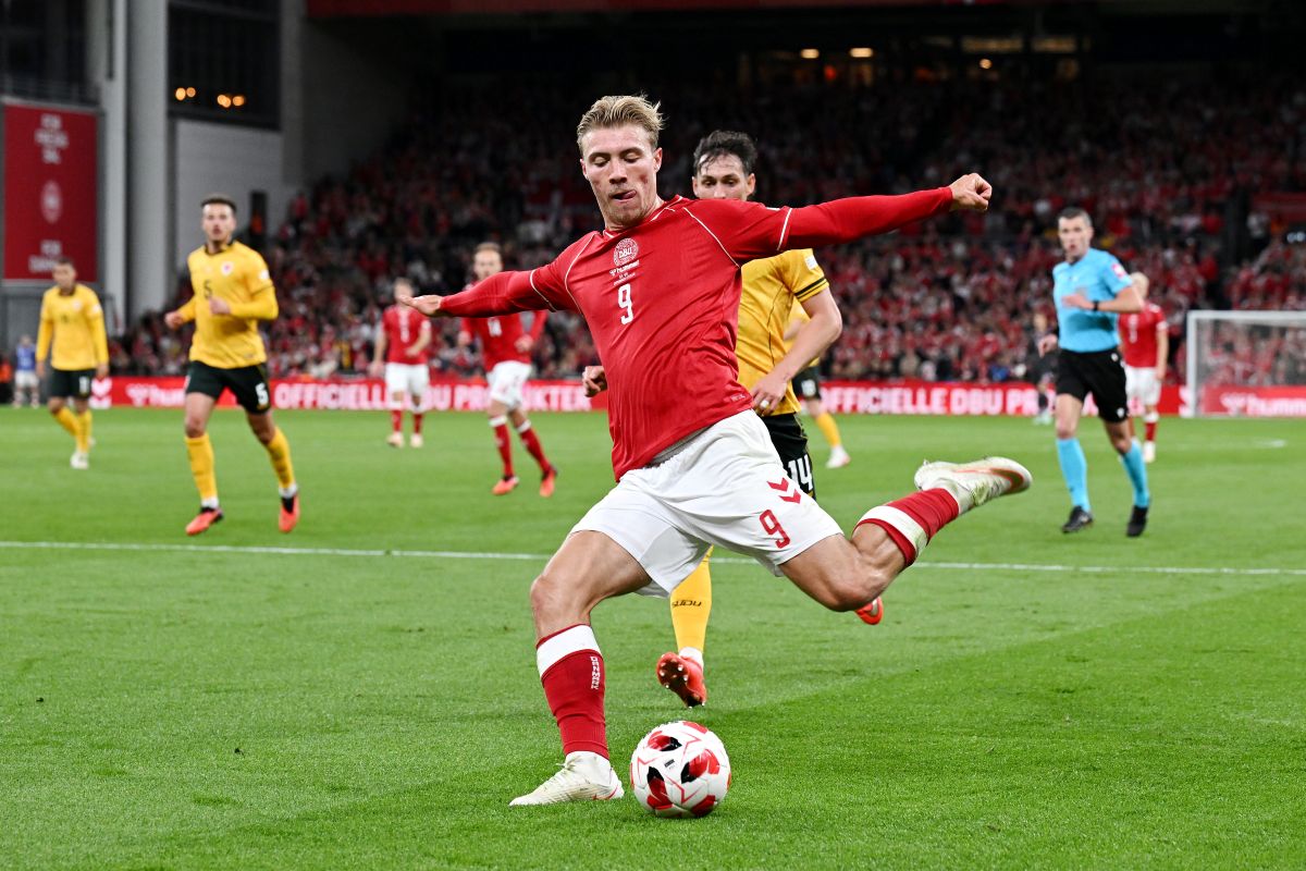 COPENHAGUE, DINAMARCA - 27 DE SETEMBRO: Rasmus Hojlund da Dinamarca atira durante a partida do grupo da Liga das Nações 2026/27 da UEFA entre Dinamarca e País de Gales no Estádio Parken em 27 de setembro de 2026 em Copenhague, Dinamarca. (Foto de Patrik Lundin/Getty Images)