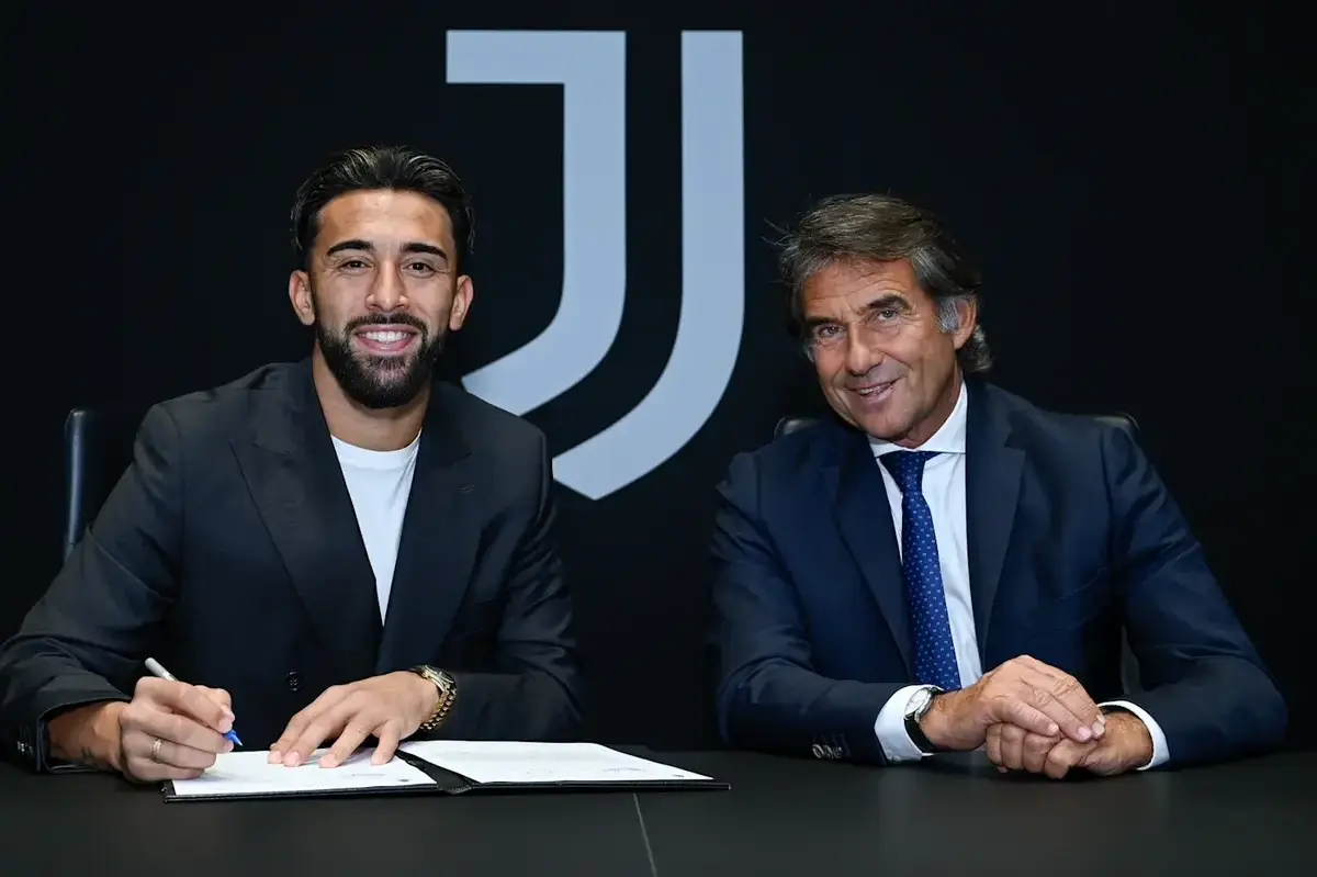 Nico Gonzalez (l) assina uma nova extensão de contrato com a Juventus, na foto com o CEO Giovanni Carnevalli (r). (Imagem via www.juventus.com)