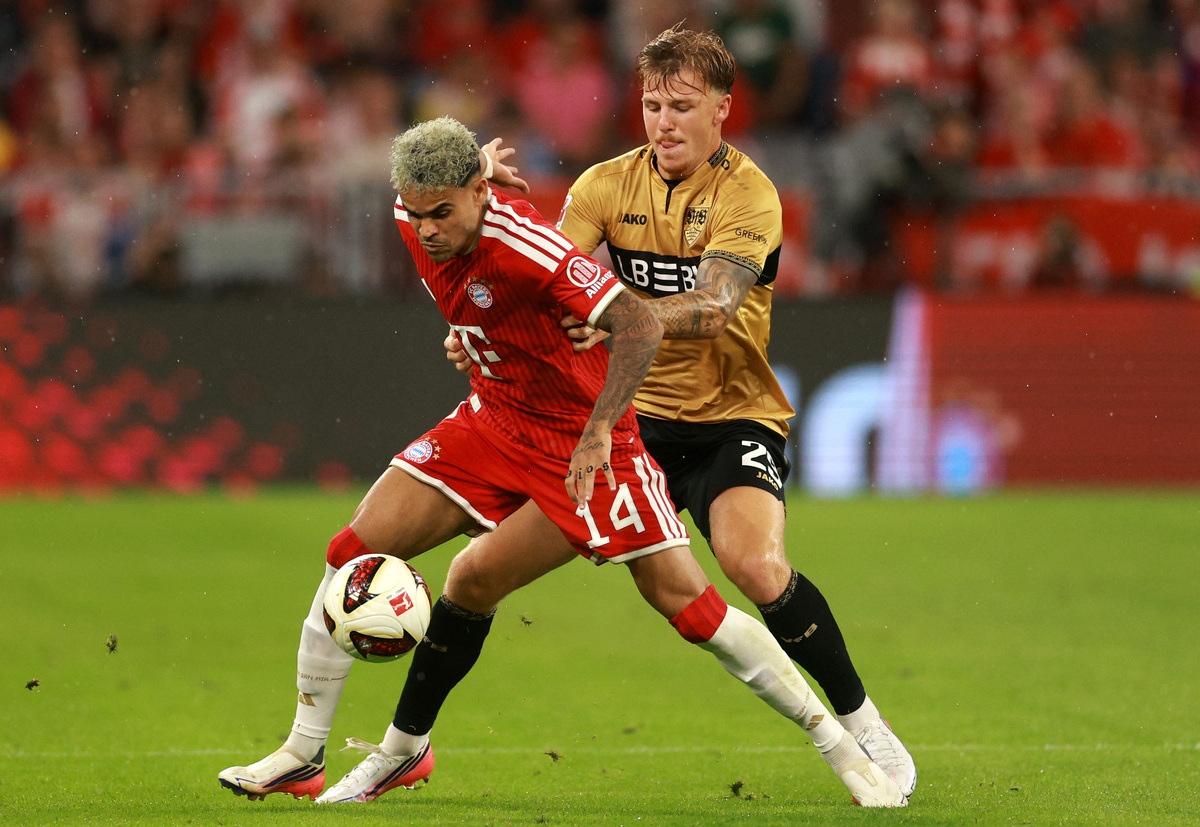MUNIQUE, ALEMANHA - 28 DE AGOSTO: Luis Diaz do Bayern de Munique controla a bola sob pressão de Finn Geltsch do VFP Stuttgart durante a partida da Bundesliga 2026/27 entre FC Bayern München e VFP Stuttgart na Allianz Arena em agosto de 2028 na Alemanha. (Foto de Adam Pretty/Getty Images)