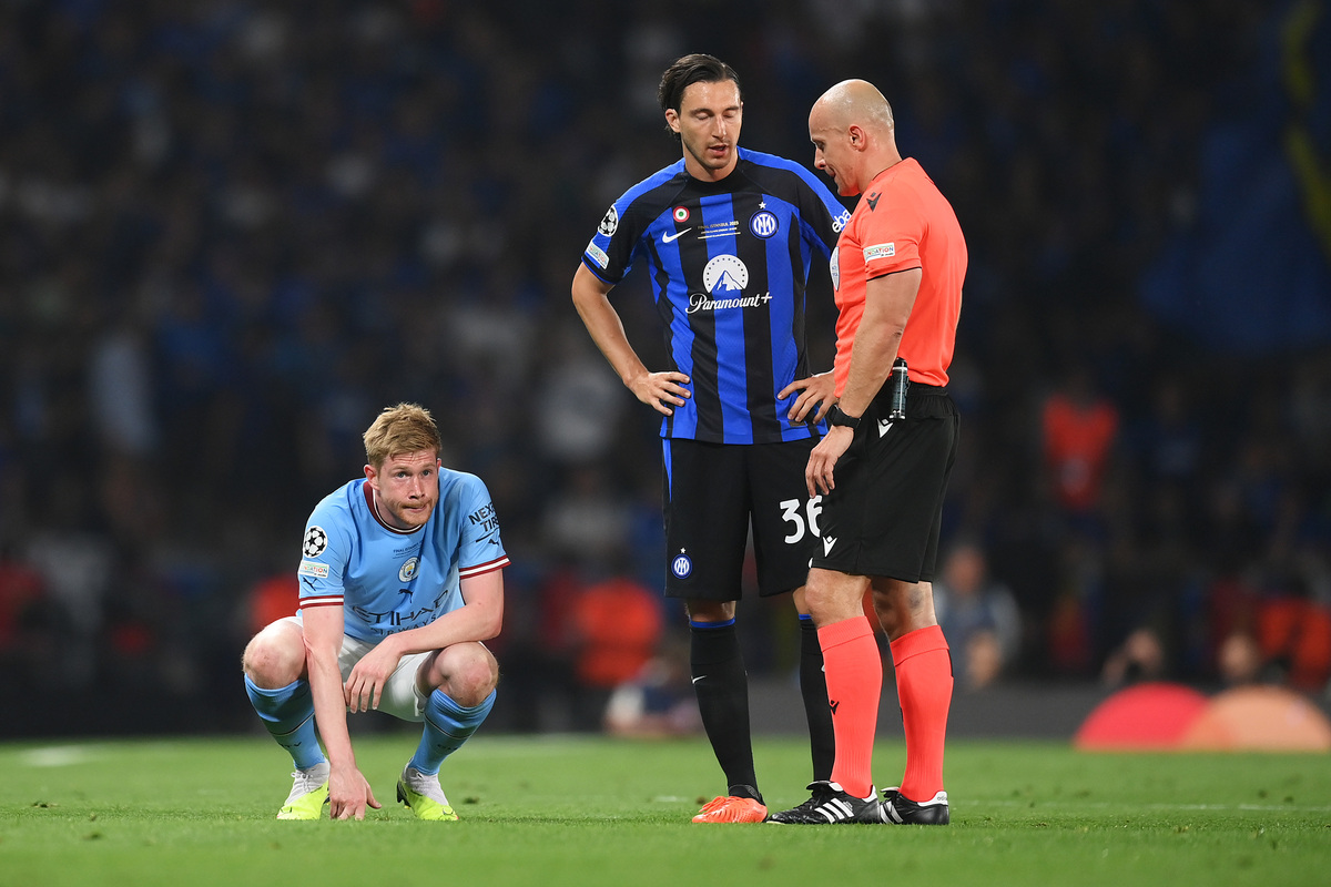 ISTANBUL, TURKEY - JUNE 10: Kevin De Bruyne of Manchester City looks on as Matteo Darmian of FC Internazionale interacts with Referee Szymon Marciniak during the UEFA Champions League 2022/23 final match between FC Internazionale and Manchester City FC at Ataturk Olympic Stadium on June 10, 2023 in Istanbul, Turkey. (Photo by Shaun Botterill/Getty Images)